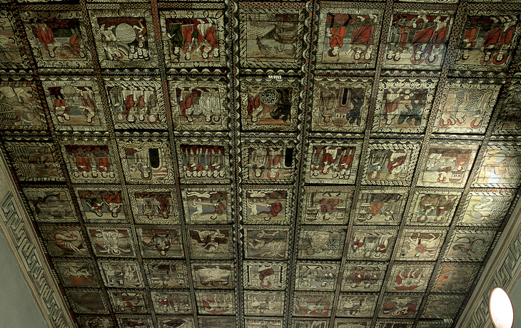 Decke der Kirche St. Martin in Zillis mit bemalten Täfelungen.