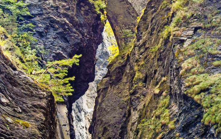 Bogenbrücke über Felsenschlucht mit Fluss in der Viamala, Graubünden, Schweiz