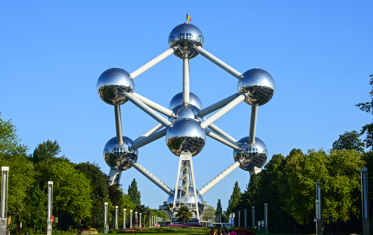 Das Atomium in Brüssel, architektonisches Wahrzeichen als stark vergrößerte Eisenkristallstruktur.