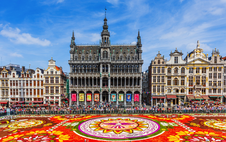 Blumenteppich auf dem Grote Markt in Brüssel vor dem Maison du Roi.