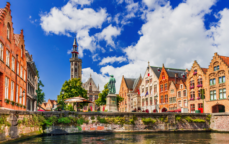 Jan-van-Eyck-Platz in Brügge mit Kanal und historischen Gebäuden.
