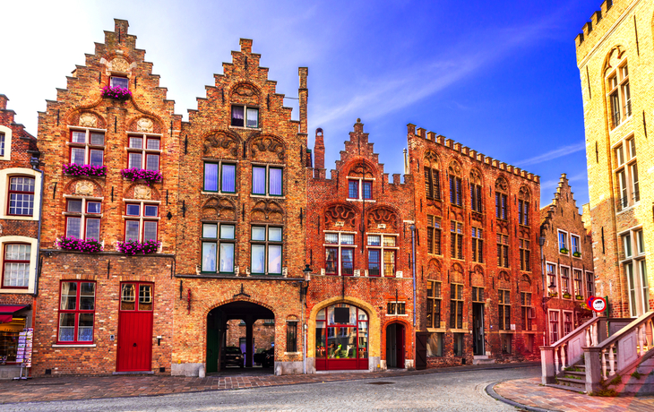 Historische Fassaden am Grote Markt in Brügge, Belgien.
