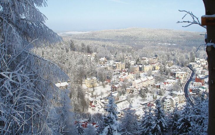 Verschneite Ortsansicht von Friedrichroda im Thüringer Wald.