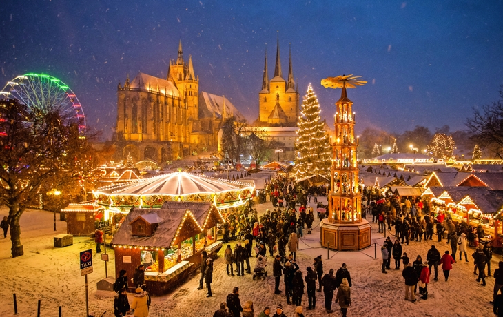 Erfurter Weihnachtsmarkt im Schnee vor Mariendom und Severikirche.