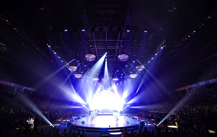 Bühne der LET'S DANCE Live-Tour mit Lichteffekten.