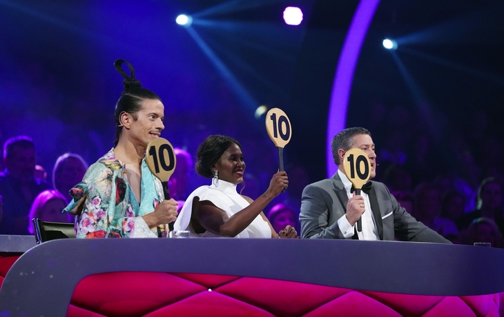 Jurymitglieder von Let’s Dance halten 10-Punkte-Tafeln hoch.