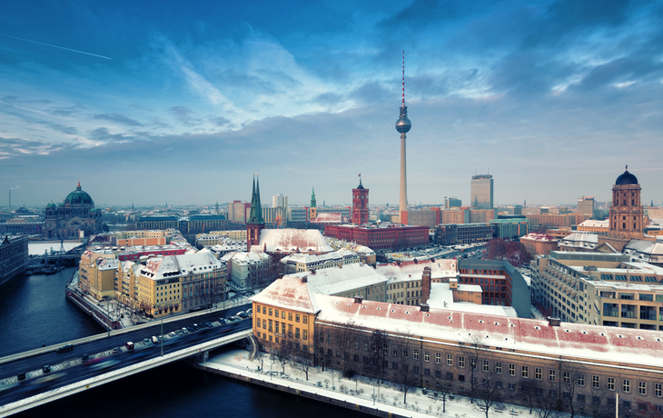 Winterliche Skyline von Berlin mit Nikolaiviertel, Berliner Dom und Fernsehturm.
