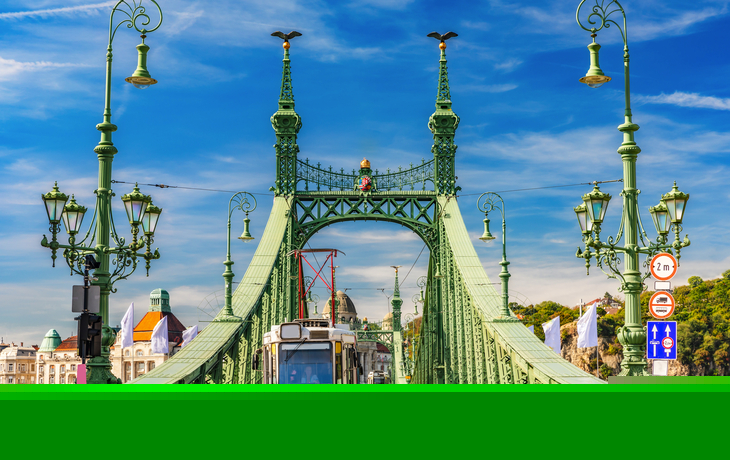 Straßenbahn auf der Freiheitsbrücke in Budapest über der Donau