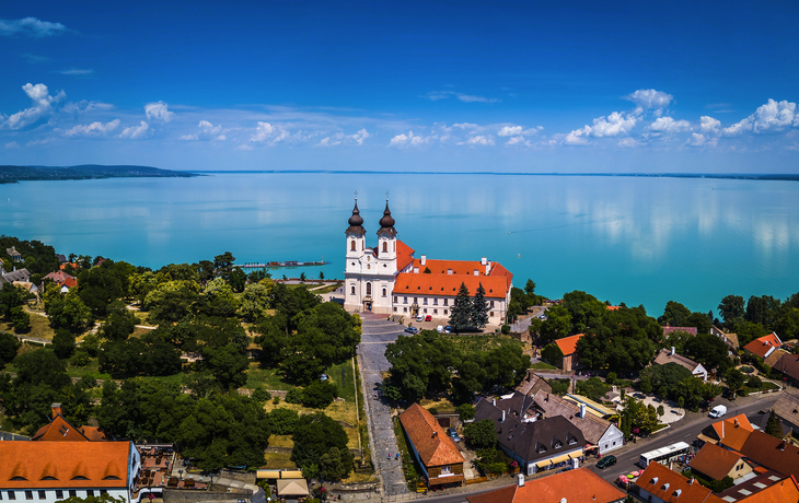 Abtei Tihany auf der Halbinsel Tihany am Balaton in Ungarn