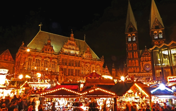 Bremer Weihnachtsmarkt am Abend vor Rathaus und Dom.
