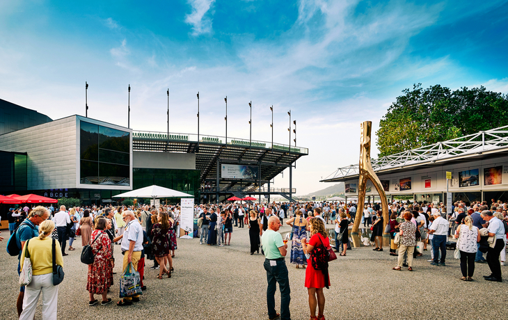 Besucher vor der Seebühne bei den Bregenzer Festspielen.