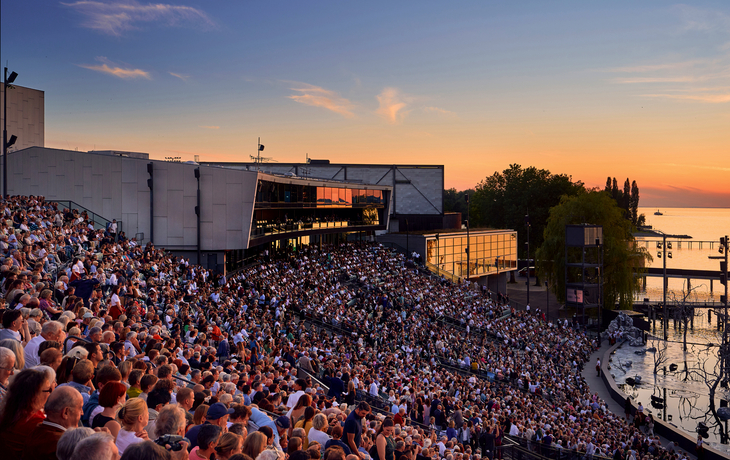 Publikum auf der Seebühne bei den Bregenzer Festspielen am Bodensee bei Sonnenuntergang