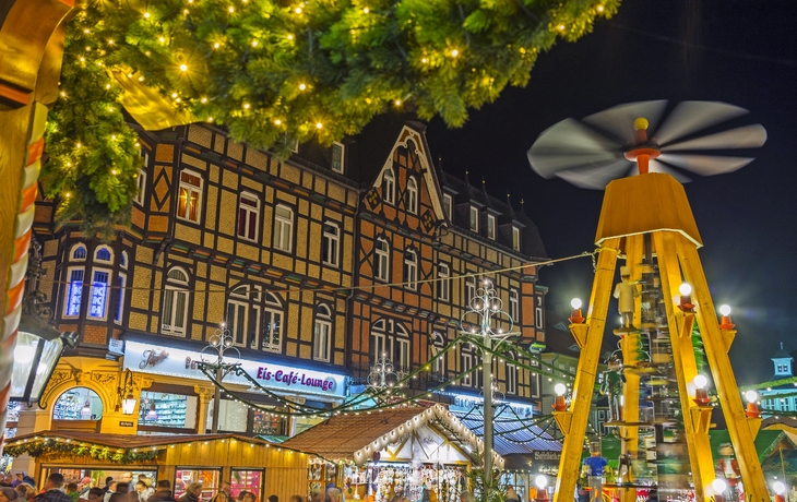 Weihnachtsmarkt in Wernigerode bei Nacht, Fachwerkhäuser, Lichter, historischer Marktplatz.