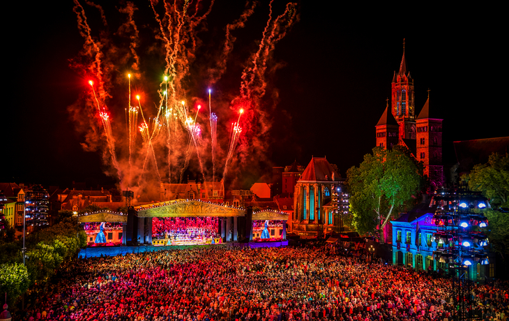 Andre Rieu beim Konzert auf dem Vrijthof in Maastricht mit großem Publikum und Feuerwerk.