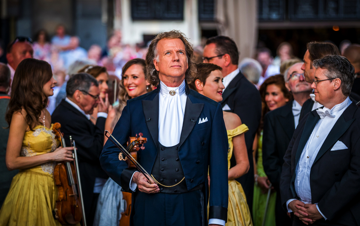 Musiker auf der Bühne beim Konzert auf dem Vrijthof in Maastricht, Publikum im Hintergrund.