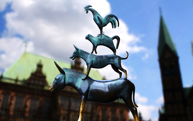 Bronzefigur der Bremer Stadtmusikanten an der Rathausmauer in Bremen.
