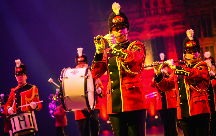 Musikparade mit uniformierten Musikern beim Bremen Tattoo.