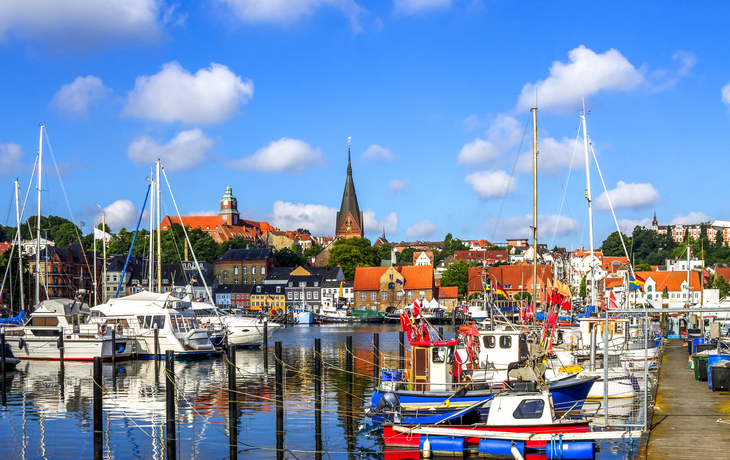 Boote im Hafen von Flensburg an der Ostseeküste bei klarem Himmel