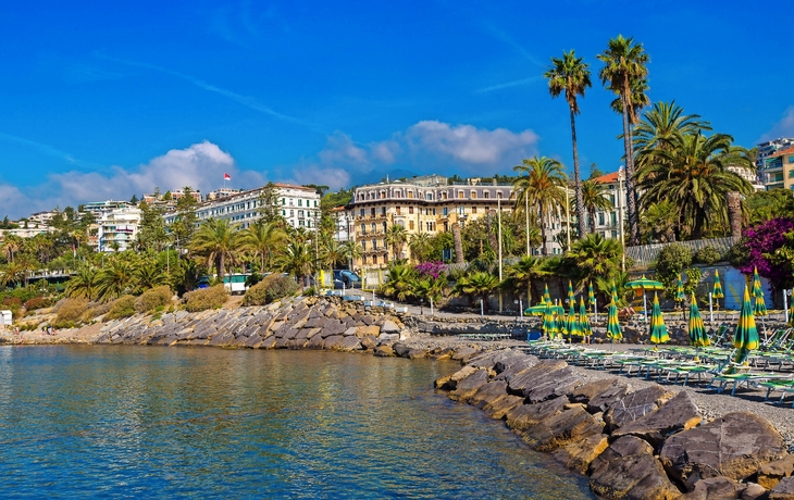 Küstenstadt Sanremo an der italienischen Riviera mit Blick aufs Mittelmeer.