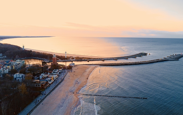 Hafen und Leuchtturm von Kołobrzeg im Winter an der Ostseeküste.
