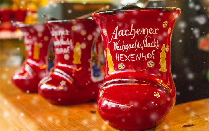 Rote Glühweintassen in Stiefelform auf dem Aachener Weihnachtsmarkt.