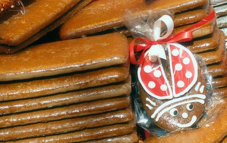 Gestapelte Aachener Printen mit Marienkäfergebäck dekorativ verpackt