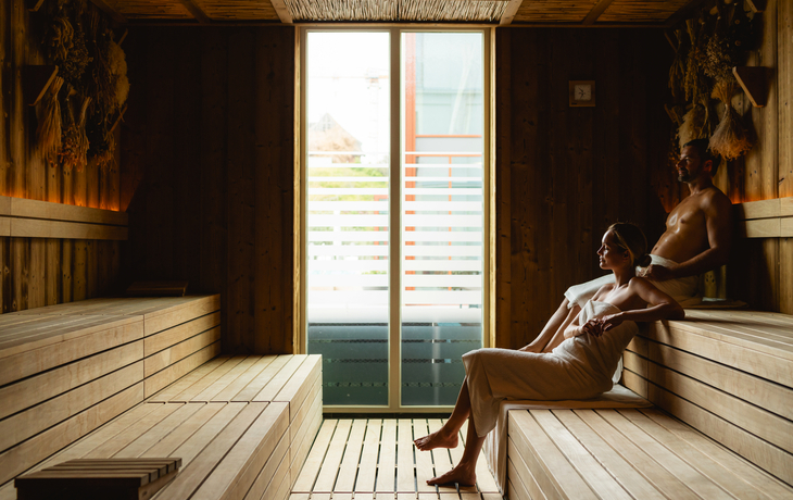 Personen entspannen in einer Sauna im A-ROSA Hotel Sylt.