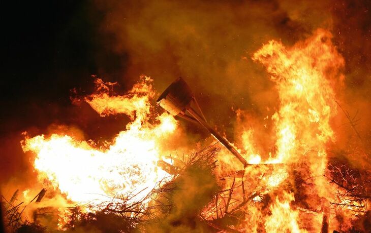 Großes Feuer beim Biikebrennen auf Sylt, Flammen und brennende Äste.