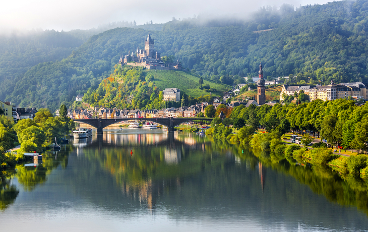 Cochem an der Mosel mit Reichsburg und Fluss im Vordergrund.