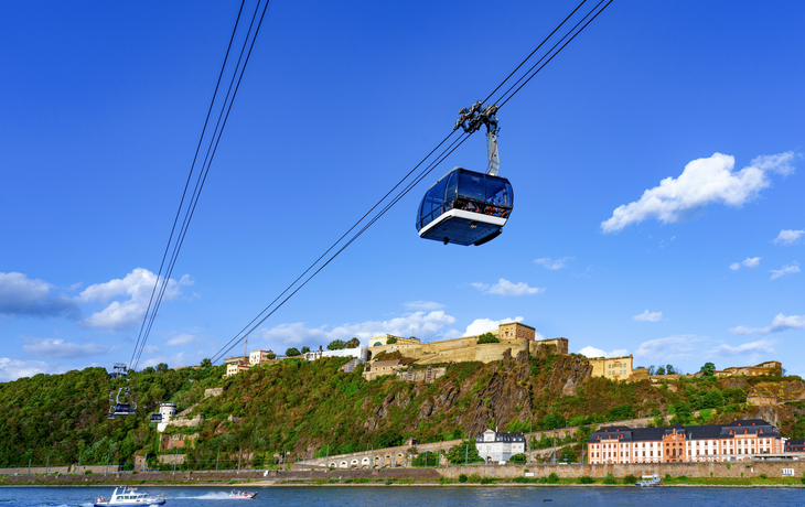Seilbahn über dem Rhein mit Festung Ehrenbreitstein bei Koblenz im Hintergrund