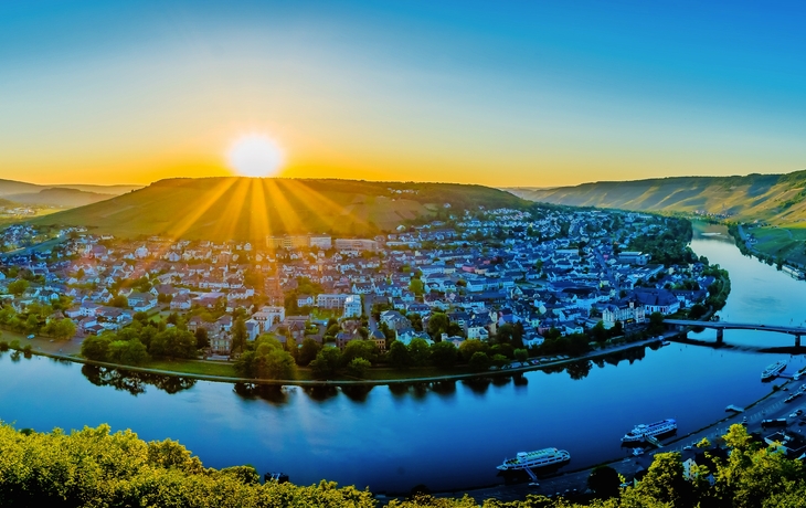 Sonnenuntergang über Cochem an der Mosel mit Reichsburg im Hintergrund.