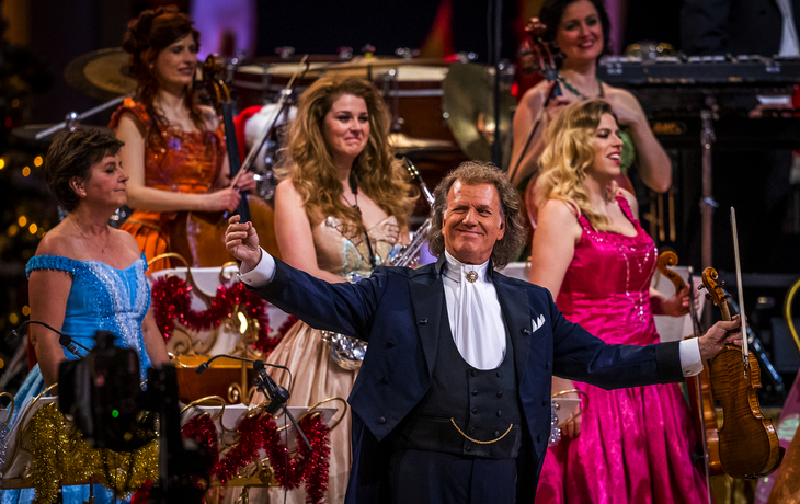 André Rieu auf der Bühne, Musiker im Hintergrund