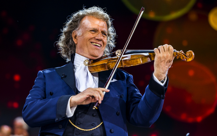 André Rieu auf der Bühne während eines Konzerts.