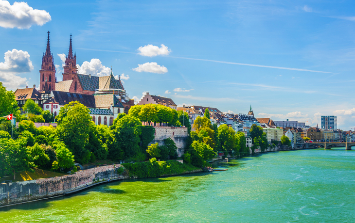 Altstadt von Basel mit Dom am Rhein