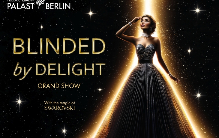 Frau in glitzerndem Kleid auf einem Plakat für 