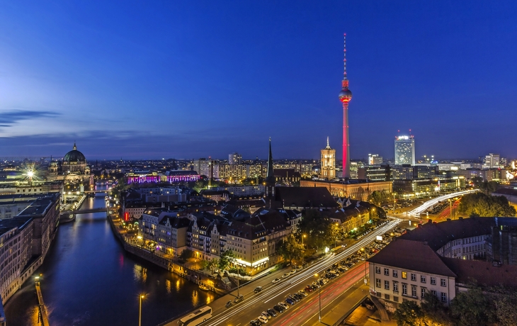 Skyline von Berlin bei Nacht mit Fernsehturm und Berliner Dom.