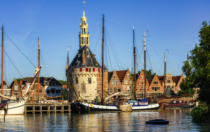 Hafen von Hoorn mit historischen Gebäuden und Segelschiffen am Markermeer, Nordholland.