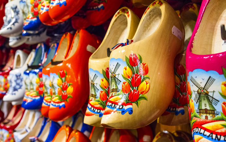 Traditionelle, bunt bemalte holländische Holzschuhe