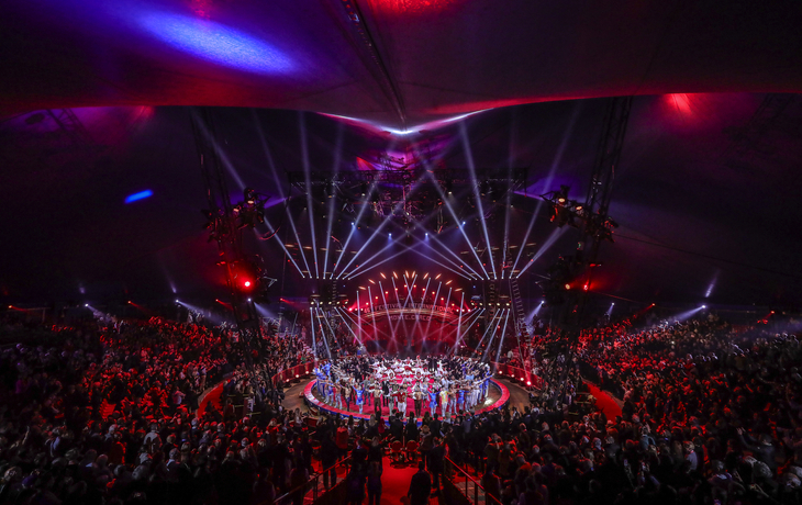 Beleuchtete Zirkusshow beim Zirkusfestival Monte Carlo mit großem Publikum.