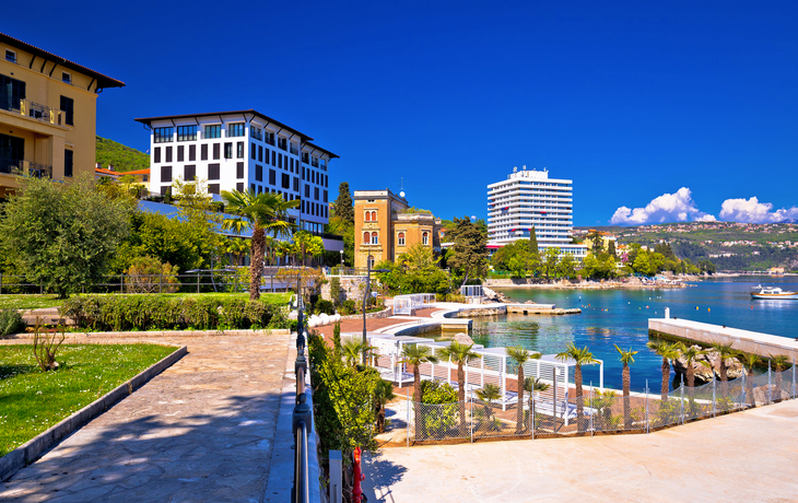 Promenade von Opatija mit Blick auf die Kvarner Bucht in Kroatien.