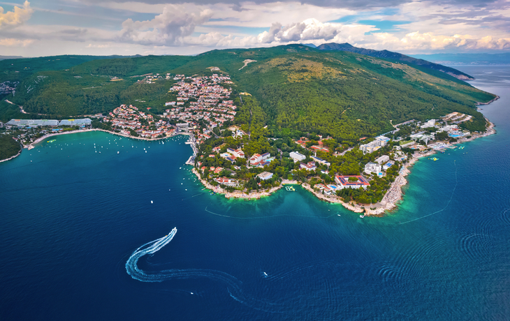 Luftaufnahme von Rabac an der Adriaküste mit umliegender mediterraner Landschaft.