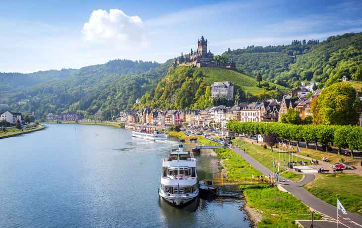 Cochem an der Mosel mit Reichsburg und Flusspromenade.