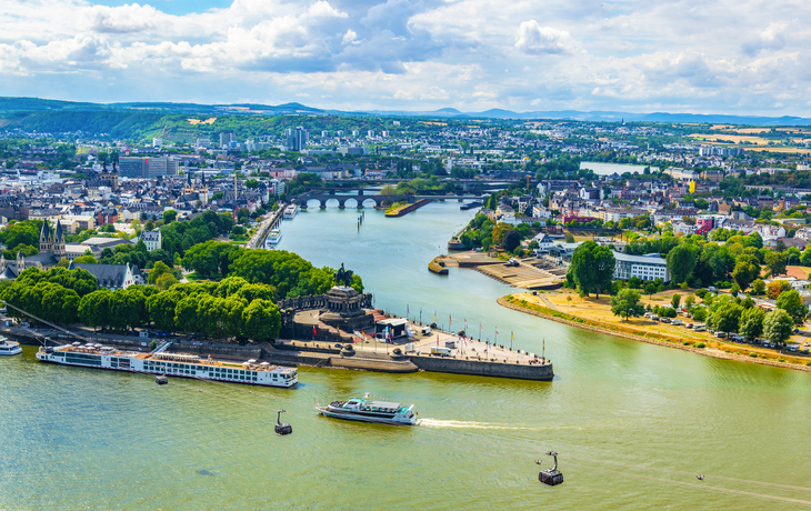 Skyline von Koblenz am Zusammenfluss von Rhein und Mosel mit dem Deutschen Eck.
