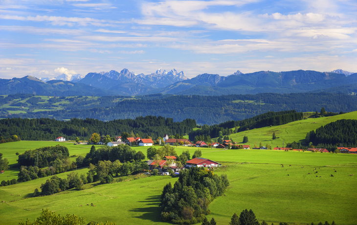 Landschaft bei Hellengerst im Allgäu mit Alpen im Hintergrund