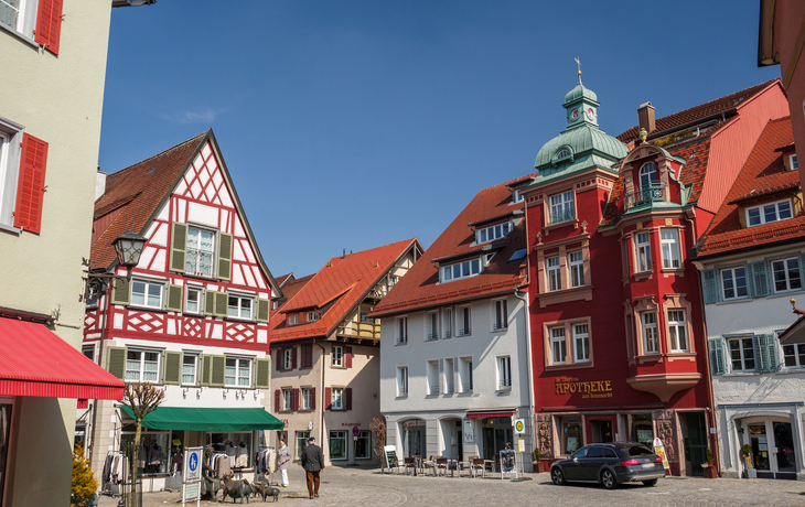 Historische Gebäude und Brunnen in Wangen im Allgäu, Baden-Württemberg.
