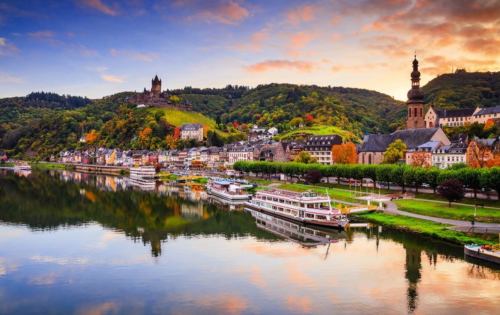 Cochem im Herbst an der Mosel mit Blick auf die Reichsburg und die Promenade.