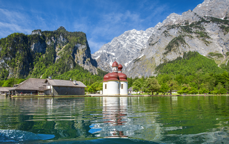 Kirche St. Bartholomä am Königssee vor Bergkulisse in Bayern, Deutschland.