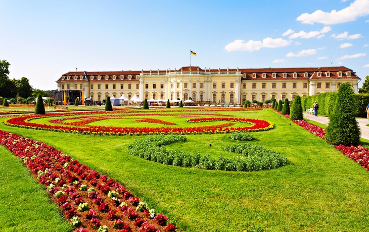 Residenzschloss Ludwigsburg im Sommer mit blühender Gartenanlage