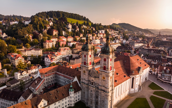 Stiftskirche St. Gallen mit Zwillingstürmen und umgebender Stadtansicht, nahe Bodensee.