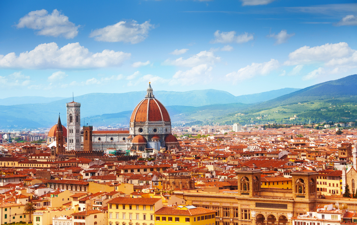 Panorama von Florenz mit Kathedrale und hügeliger Landschaft im Hintergrund